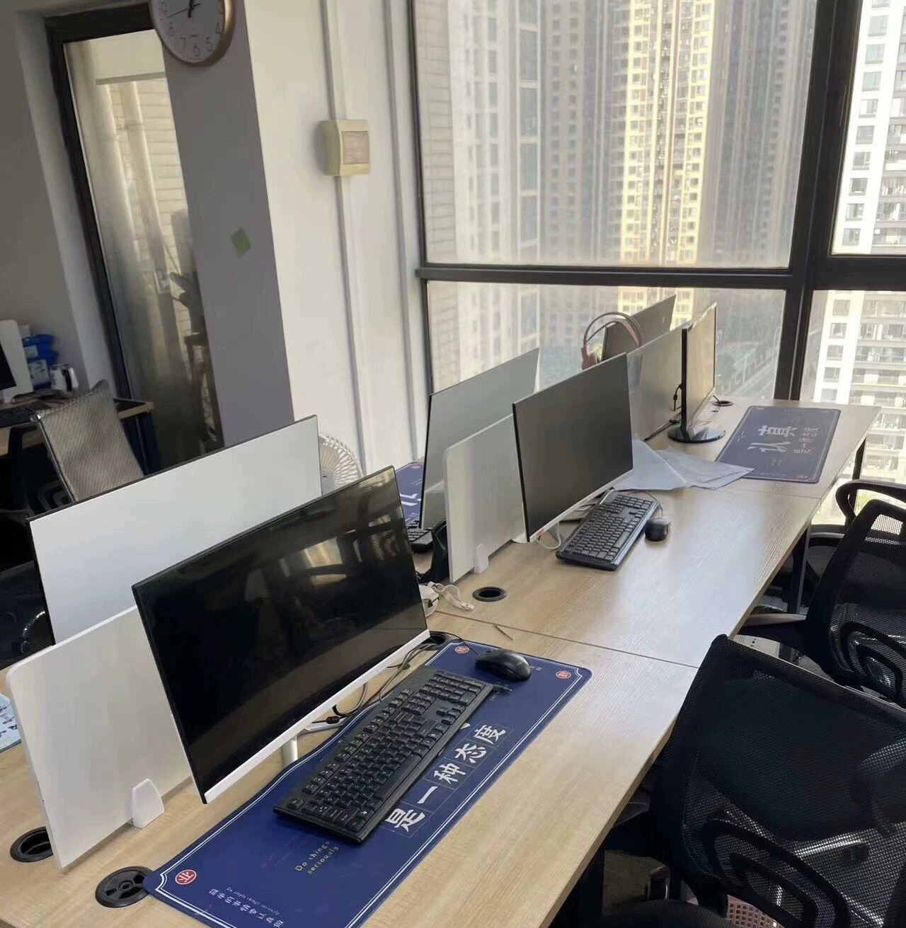 二手电脑全套，几乎全新，之前是做电商，办公电脑，办公室所有的办公设备低价处理。 激光四合一打印机5台， 台式电脑58套， ThinkPad高端笔记本6个， 